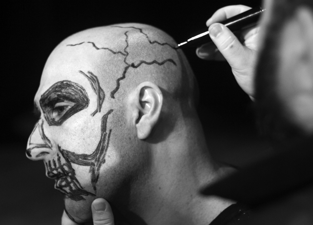 Alexandre d'angeli construindo solo acompanhado